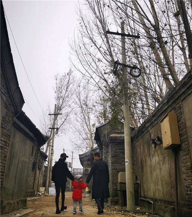 吴京|谢楠带孩子探班吴京，晒一家三口背影照幸福甜蜜