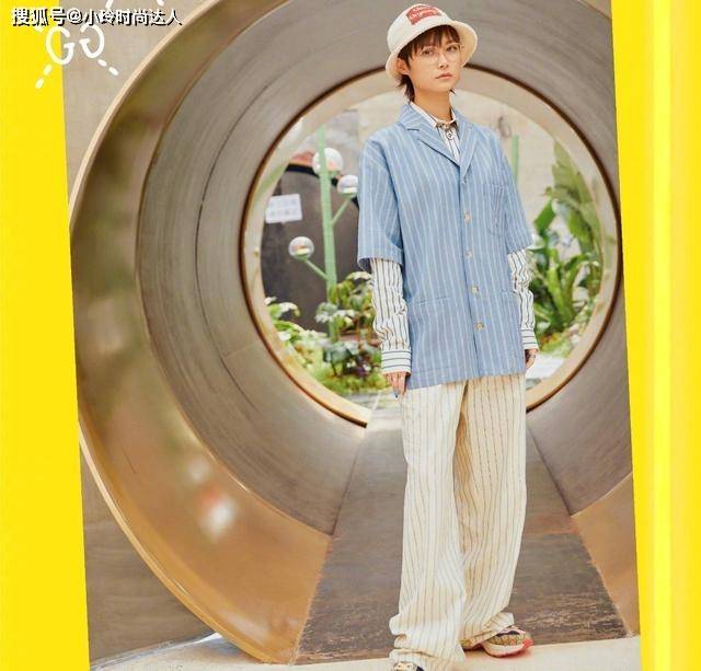 李宇春 李宇春穿一身黑白复古波点装,大方秀出马甲线,洋溢着青春活力