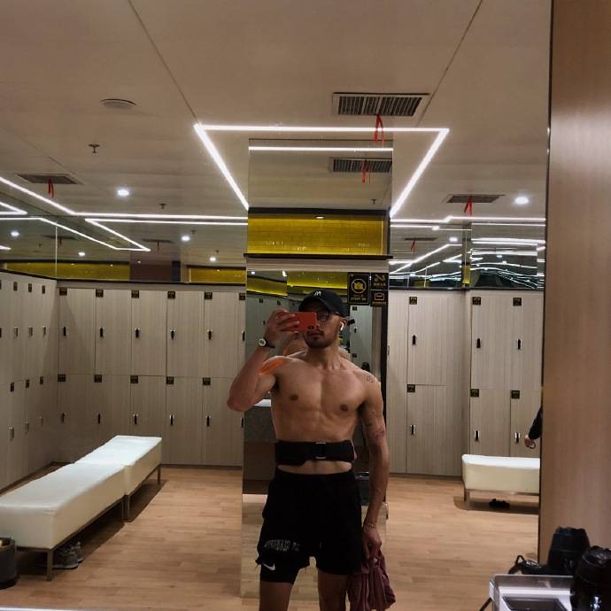 31歲的平面模特，絡腮胡盡顯男性魅力，擼鐵打造滿身肌肉帥氣逼人！ 健身減肥達人 第8张