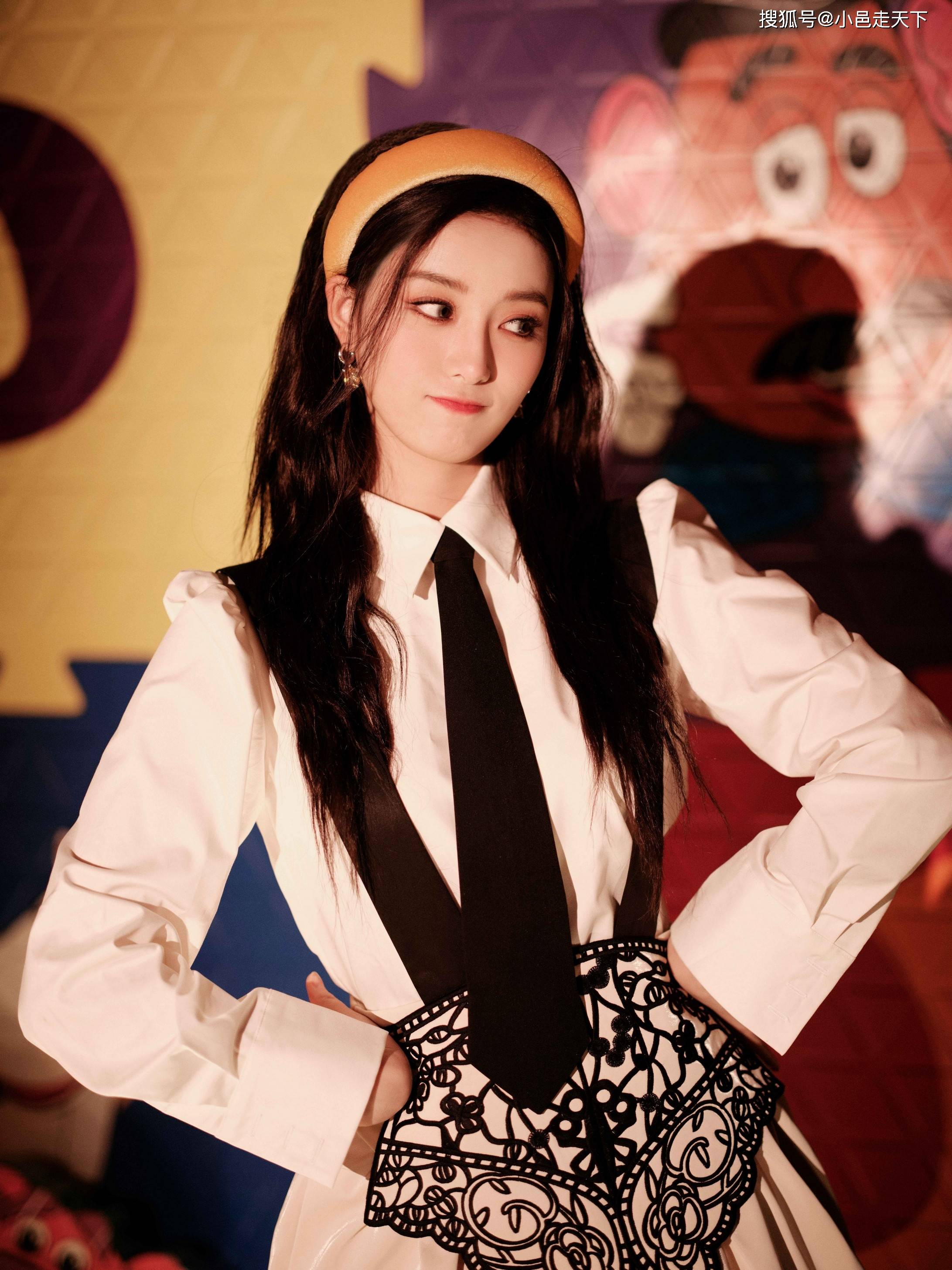 徐艺洋白色连衣裙夜晚城堡游玩写真