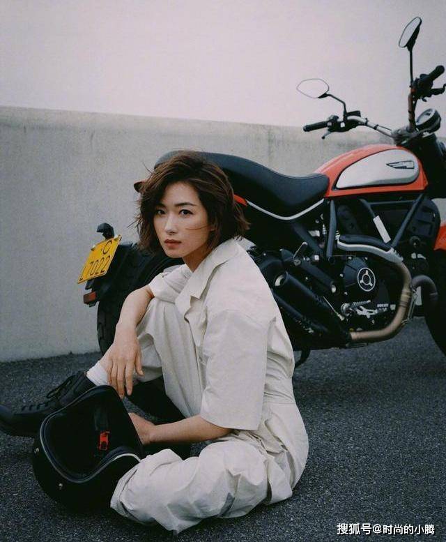 设计 万茜帅气有型，一身短袖西装连体裤简约又利落，气场A爆了