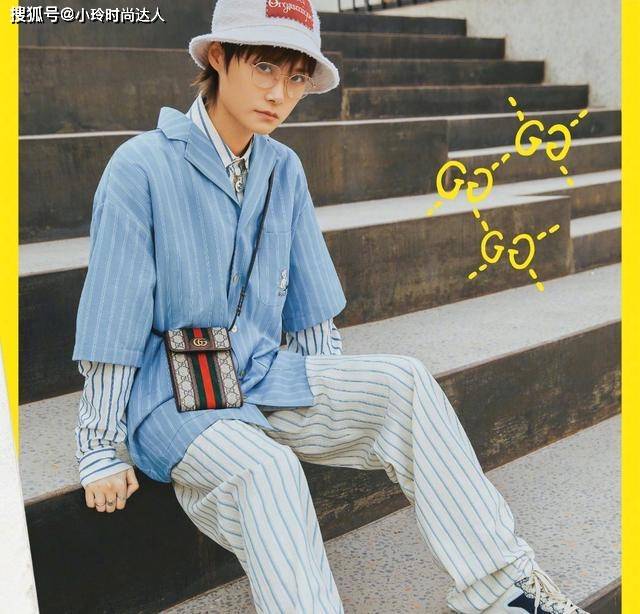 李宇春 李宇春穿一身黑白复古波点装,大方秀出马甲线,洋溢着青春活力