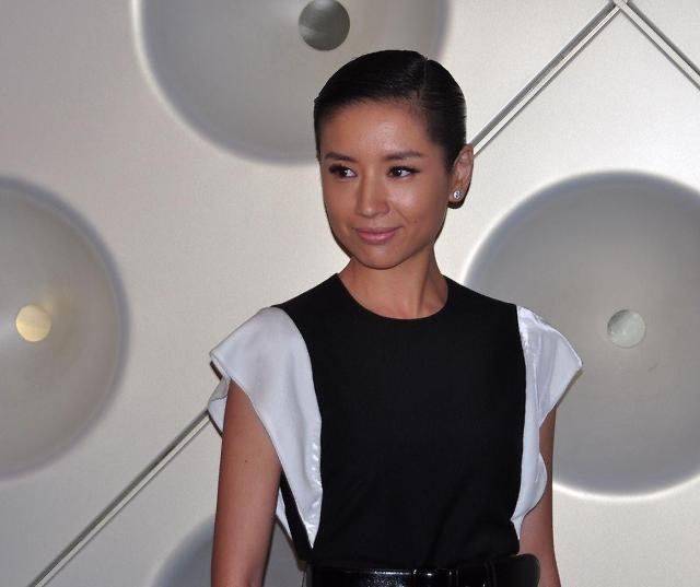 三七 董洁离开滤镜黑好多，穿撞色连衣裙配“大背头”，意外有了欧美范