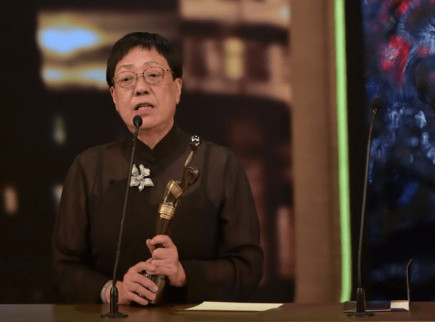 因为|许鞍华因《第一炉香》被质疑，却不知她一生奉献给电影，一生未婚