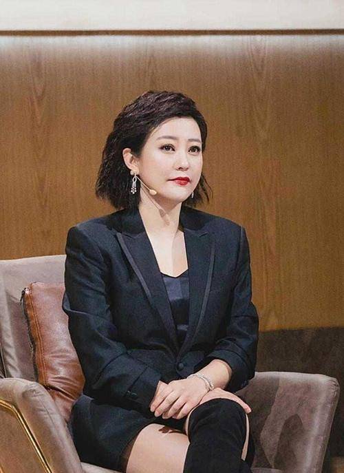 黑色 郝蕾这回造型太成功,穿西装配过膝长靴,泡面头洋气又减龄