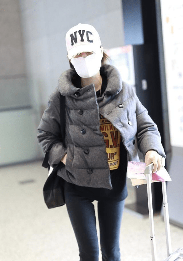 面包 马伊琍离婚后更潇洒了，穿棉服也很时尚，腿型看起来很优美