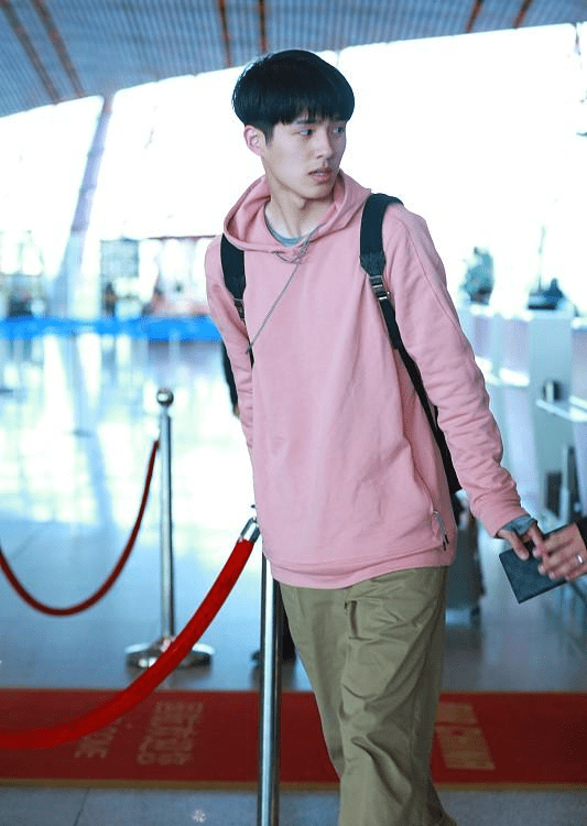 卫衣 刘昊然太有“少年气”了,小虎牙配眯眯眼谁不爱,身穿卫衣都很帅