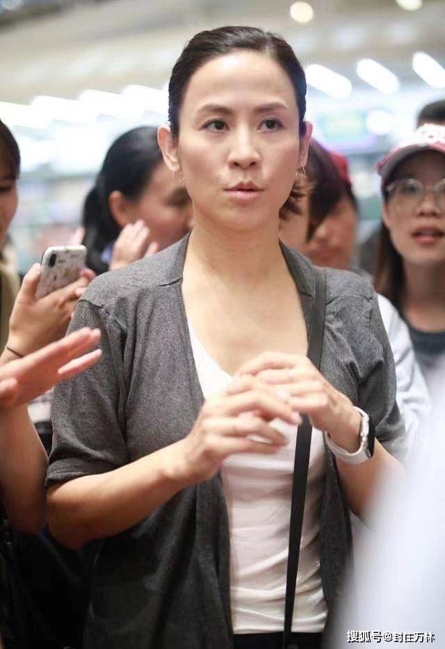 全素颜 宣萱“全素颜”走机场，一身朴素打扮穿出高级感，看不出50岁了