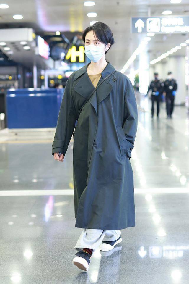 身材 染黄发的孙莉挺叛逆的,但穿衣潇洒随性,西装配牛仔裤简约大气