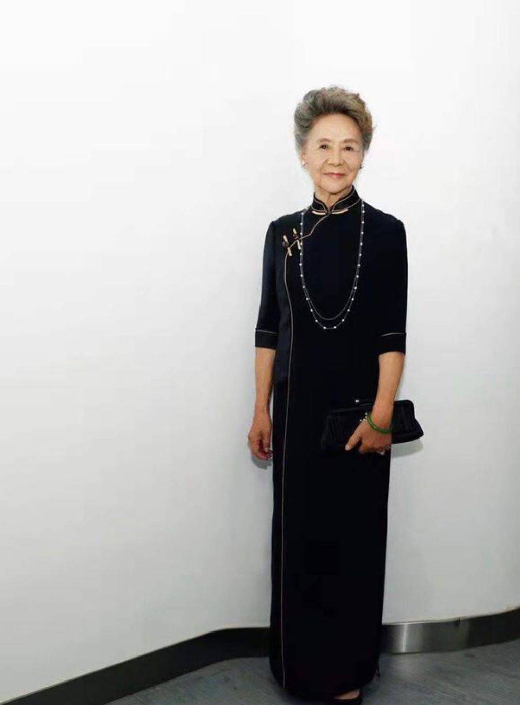 原创83岁吴彦姝越老越精致穿一身旗袍优雅又端庄奶奶辈该有的样子
