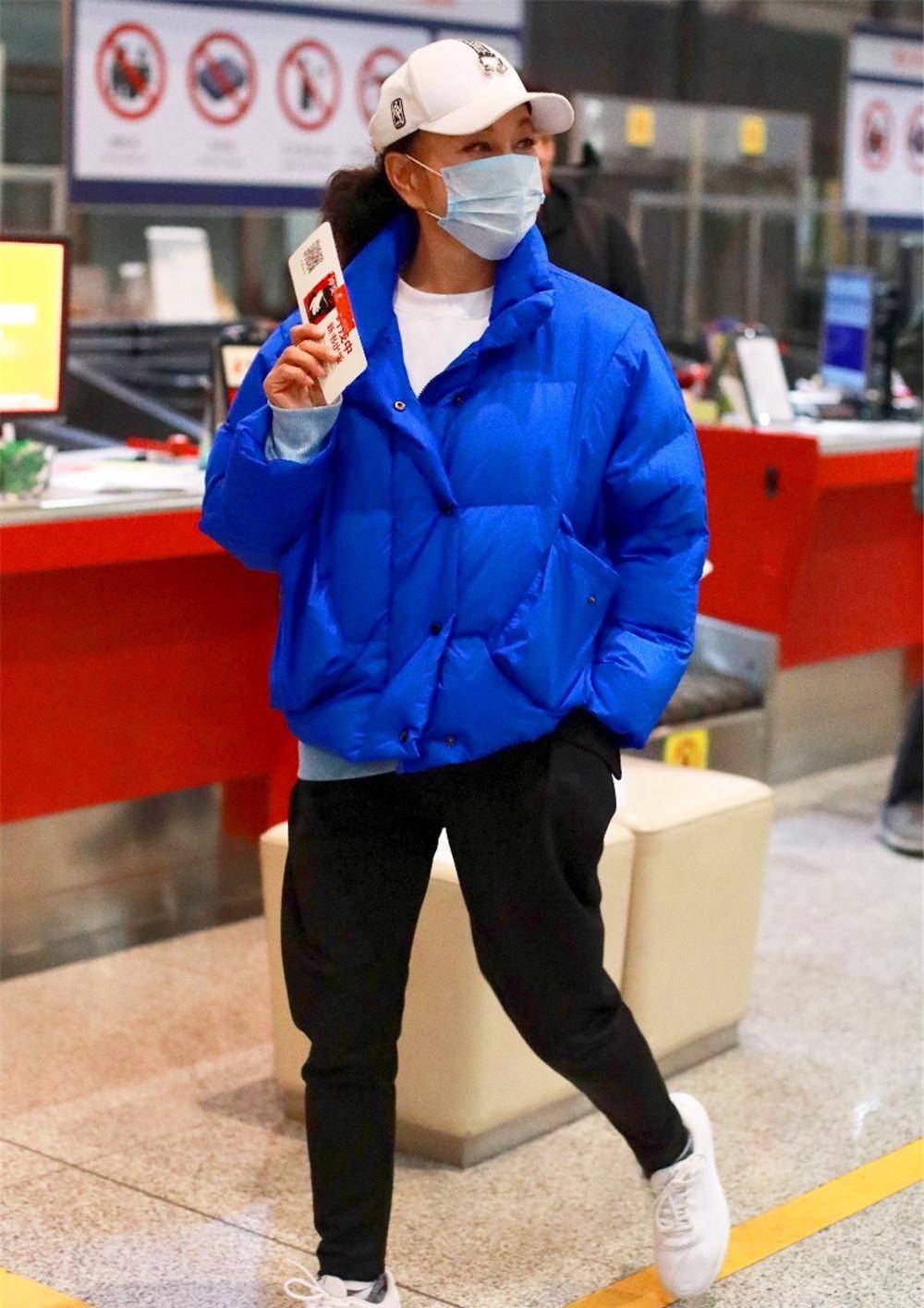 羽绒服不打光修图的刘晓庆，皮肤粗糙暗黄满脸皱纹，这才是72岁真实样！