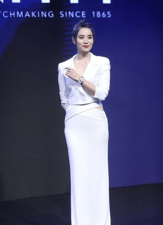 宋佳 宋佳把年龄变成优势，黑色西装套装配低胸内搭，看得出气势挺足