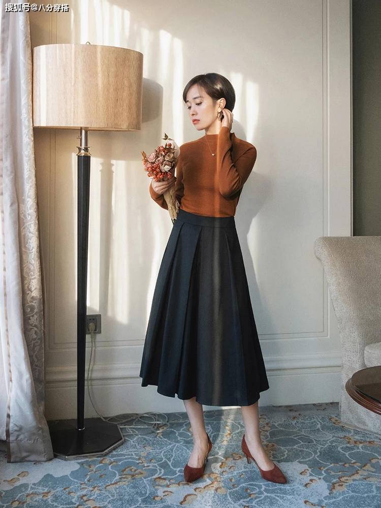 美眉 秋冬想保持女人味，别总穿牛仔裤，试试“毛衣+半身裙”温柔优雅