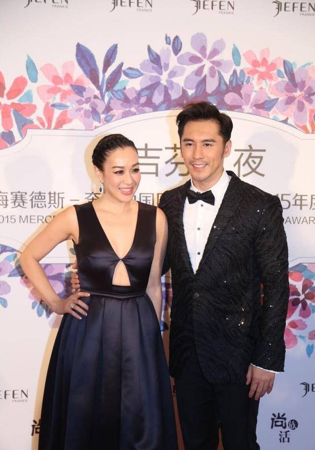 身材 钟丽缇为吸睛挺拼的，在老公面前穿镂空长裙，身材丰满感挺突出的