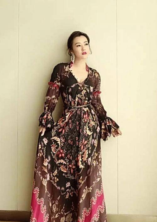 黑色 郝蕾这回造型太成功,穿西装配过膝长靴,泡面头洋气又减龄