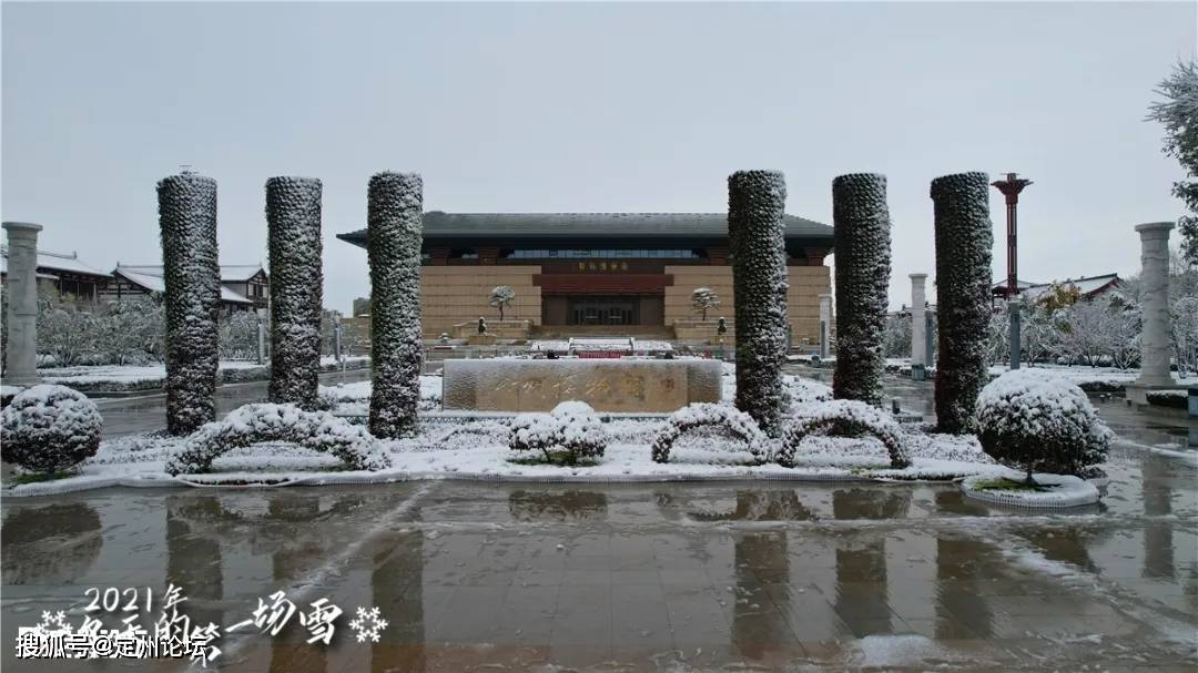面对定州的第一场雪崇文街在白雪的覆盖下也显得更加古色古香当夜幕与