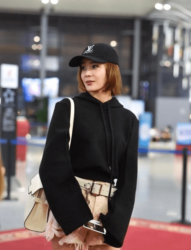 身材 袁姗姗离开滤镜后,颜值虽然像路人,但身材真好,肩膀直成一条线