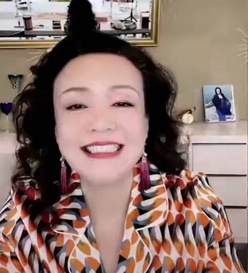 毛衣张兰冬天穿大衣套毛衣裙，时髦又显年轻，60+老人还这么漂亮！