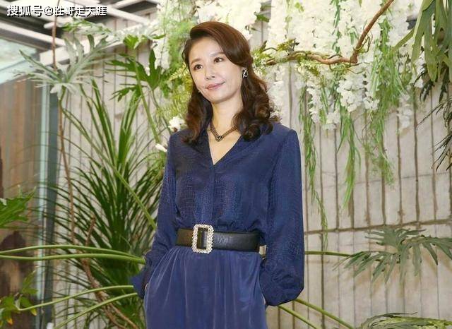 成功 林心如这回造型太成功，衬衫配阔腿裤高级洋气，单靠气质就赢了