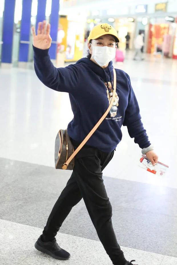 羽绒服不打光修图的刘晓庆，皮肤粗糙暗黄满脸皱纹，这才是72岁真实样！