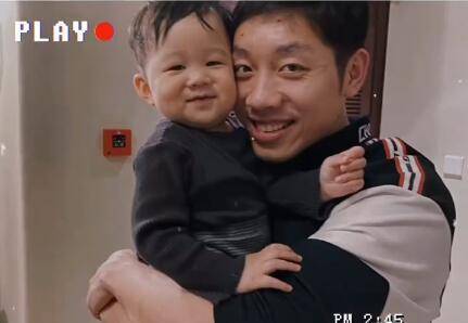 原创暖男许昕晒2岁儿子亲吻刚出生女儿希望哥哥可以一直保护好妹妹