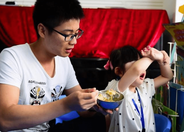家长|孩子见饭就“逃”?未必是饭菜口味不佳,而是家长没学会正确投喂