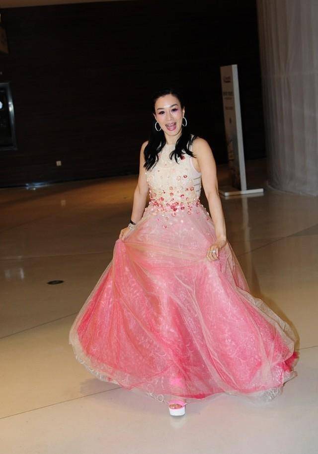 身材 钟丽缇为吸睛挺拼的，在老公面前穿镂空长裙，身材丰满感挺突出的