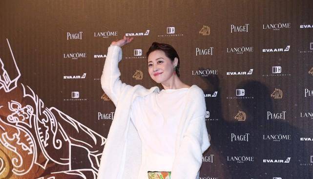 刘蓓 女人越老越有韵味，刘蓓穿一身白也不单调，优雅气质让人喜欢