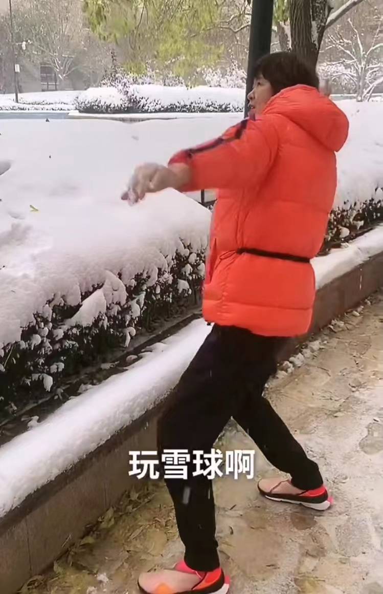 原创60岁郎平扔雪球打雪仗像孩子般兴奋连喊开心叮嘱大家吃饺子
