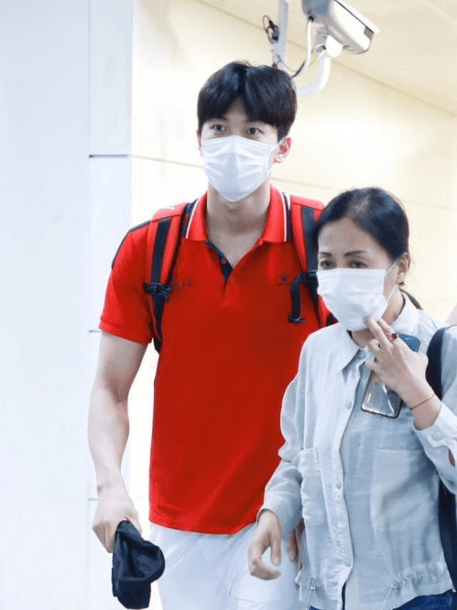 色彩 运动员的气质真是没得比，汪顺穿POLO衫也有活力，气质挺耐看的