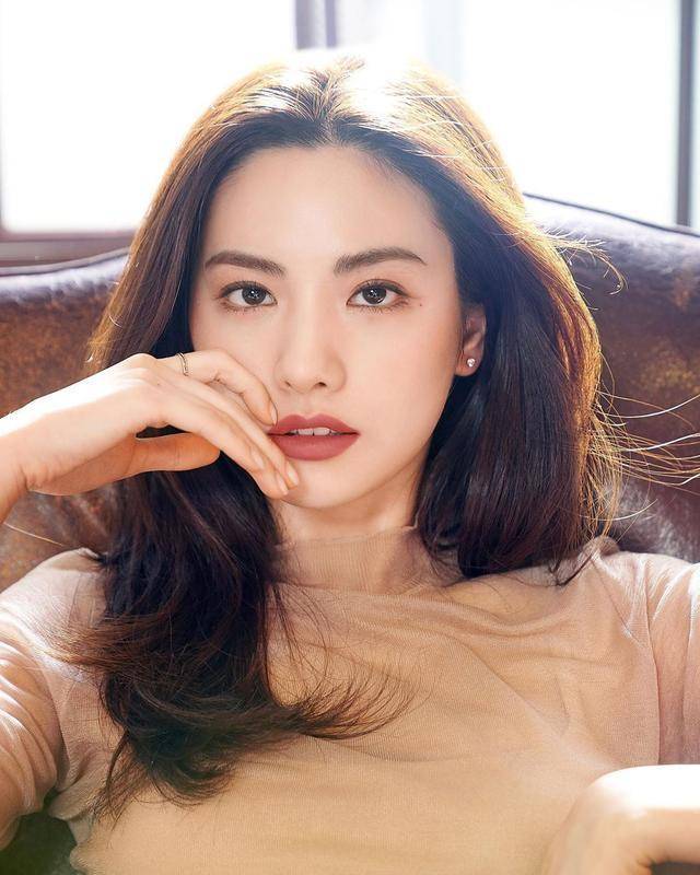 珍娜她连续三年被评为“世界第一美女”，穿乳胶人鱼裙美得不像话
