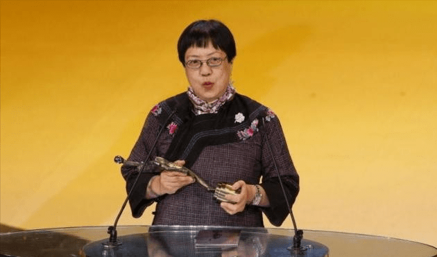 因为|许鞍华因《第一炉香》被质疑，却不知她一生奉献给电影，一生未婚