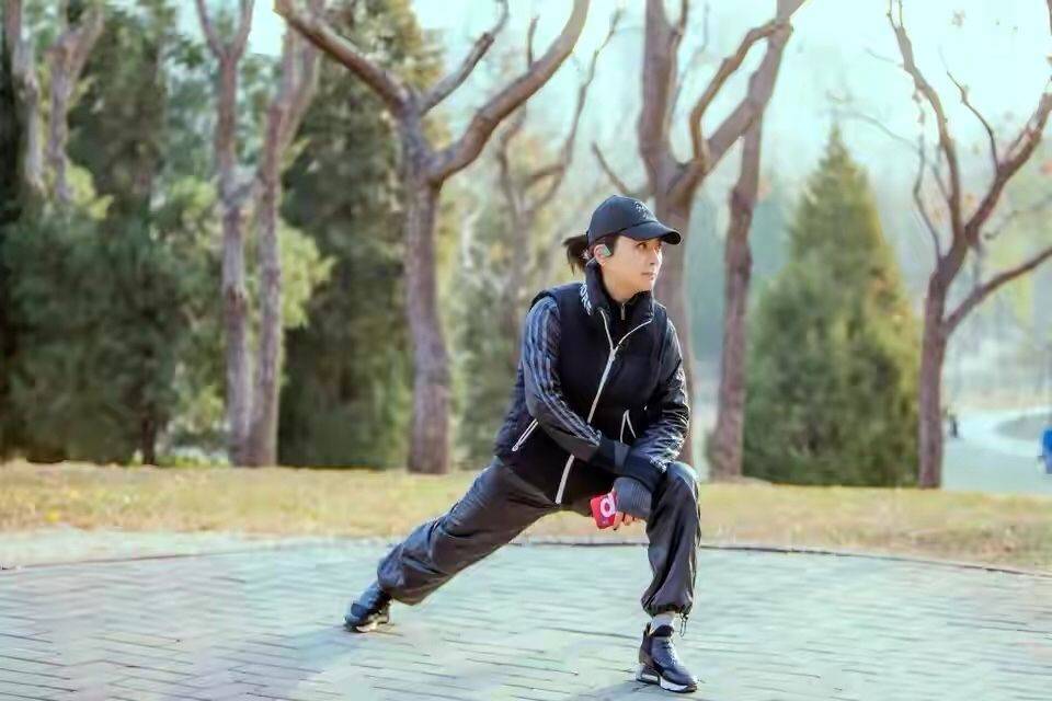 身材 58岁李玲玉素颜玩雪，穿羽绒服也不显胖，配毛线帽减龄还显脸小