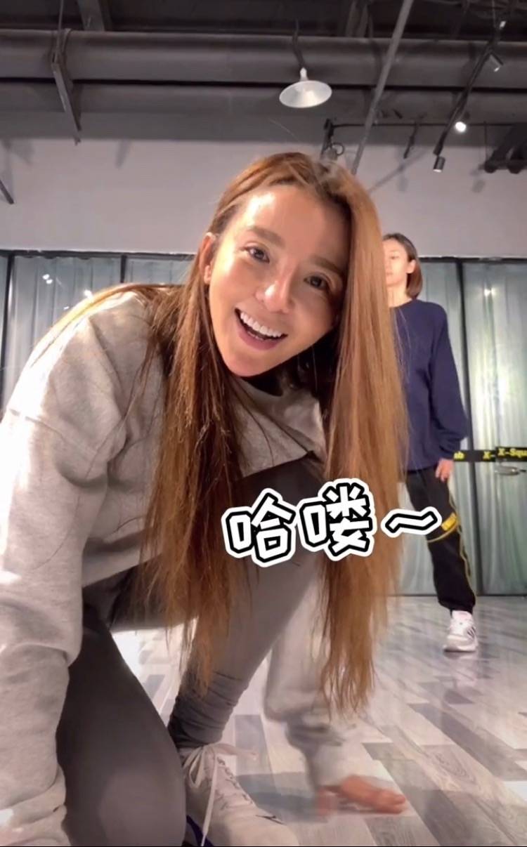 直播没开美颜直播的朱迅，满脸皱纹皮肤松弛的特真实，是老阿姨！