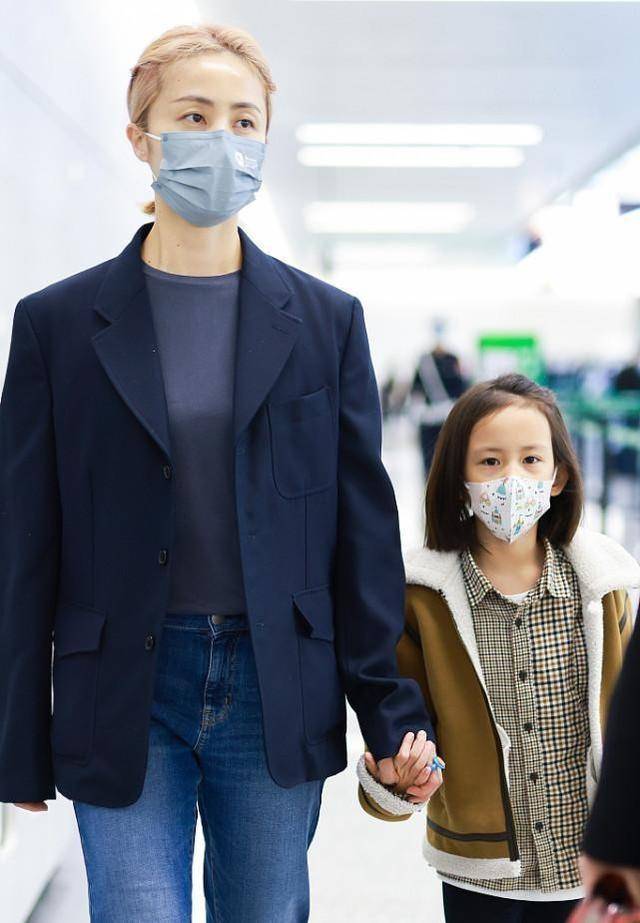 身材 染黄发的孙莉挺叛逆的,但穿衣潇洒随性,西装配牛仔裤简约大气