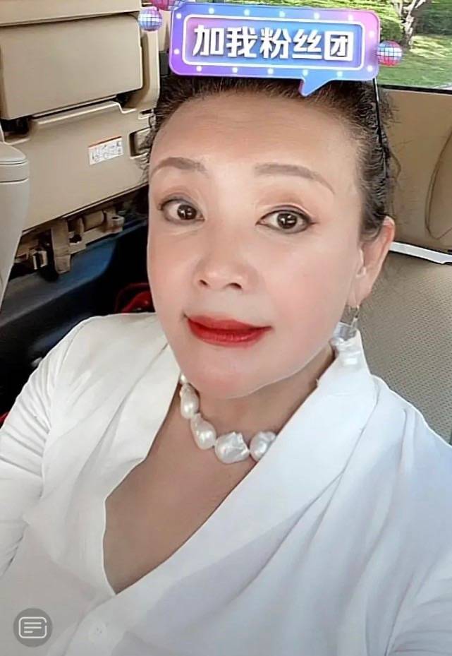 毛衣张兰冬天穿大衣套毛衣裙，时髦又显年轻，60+老人还这么漂亮！