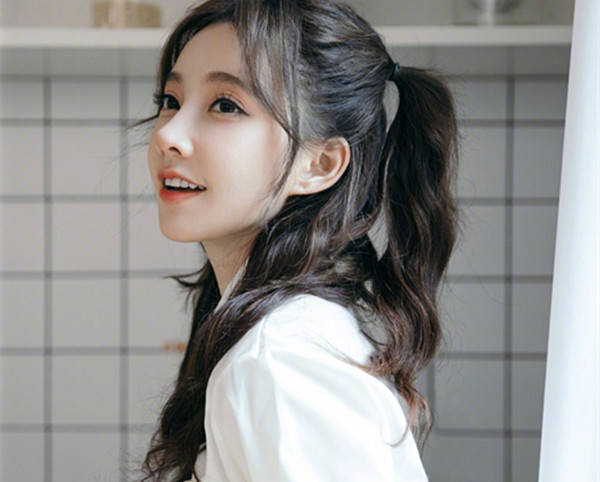 舞姿|冯提莫全新唱跳MV《窥》上线,舞姿婉柔性感,美得让人心动