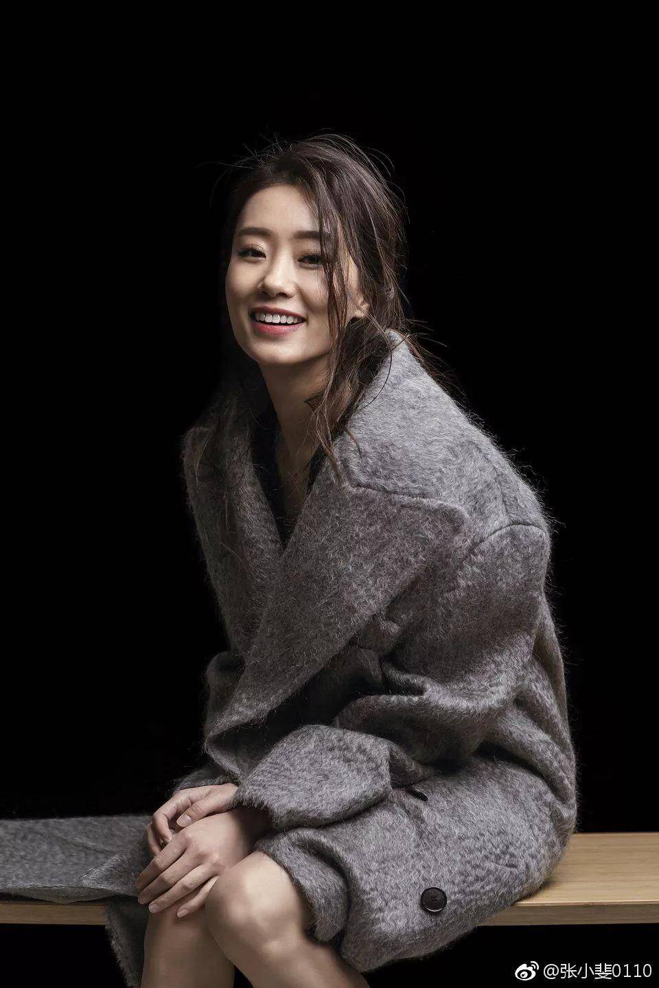 同学 杨幂张小斐10年同学，还记得张小斐春晚火了的那件大衣吗？