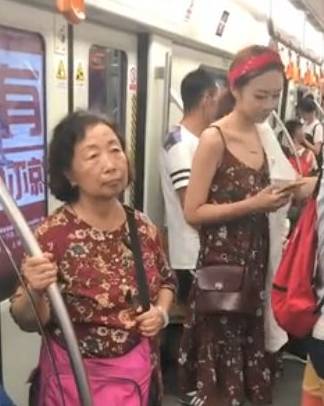 地铁上“抖音女神”和大妈撞衫，看到两人的神情，网友：大妈赢了