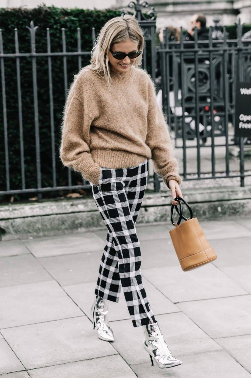 灯芯绒 别再穿高跟鞋了,奶奶裤+短靴才是今年秋冬最流行!