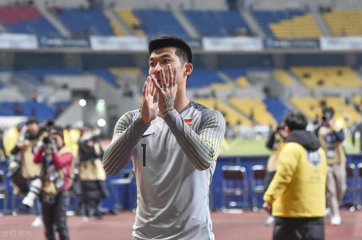 刘殿座缺席国足抵达沙迦后的首堂训练课,所幸已无大碍_颜骏