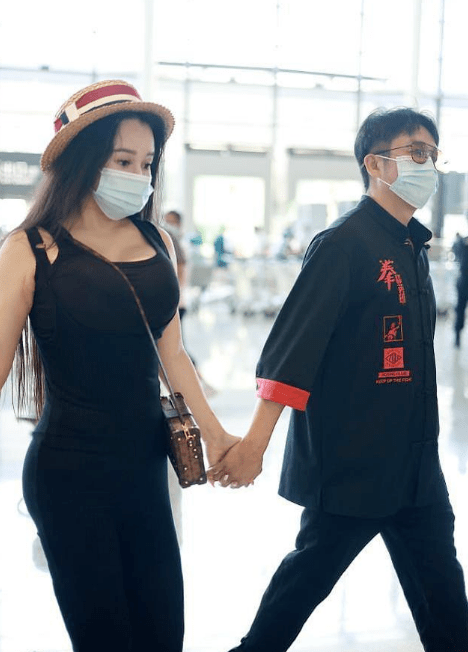 黑色 冉莹颖身材穿黑衣也遮不住，标准的“欧美”身材，走在机场好抢镜