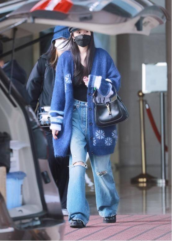 整体 杨幂不仅是颜值高,穿衣也是很有自己的风格。