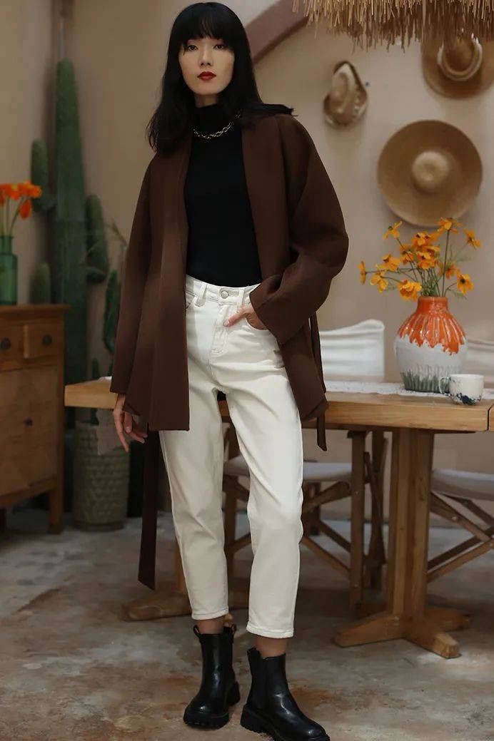 灯芯绒 别再穿高跟鞋了,奶奶裤+短靴才是今年秋冬最流行!