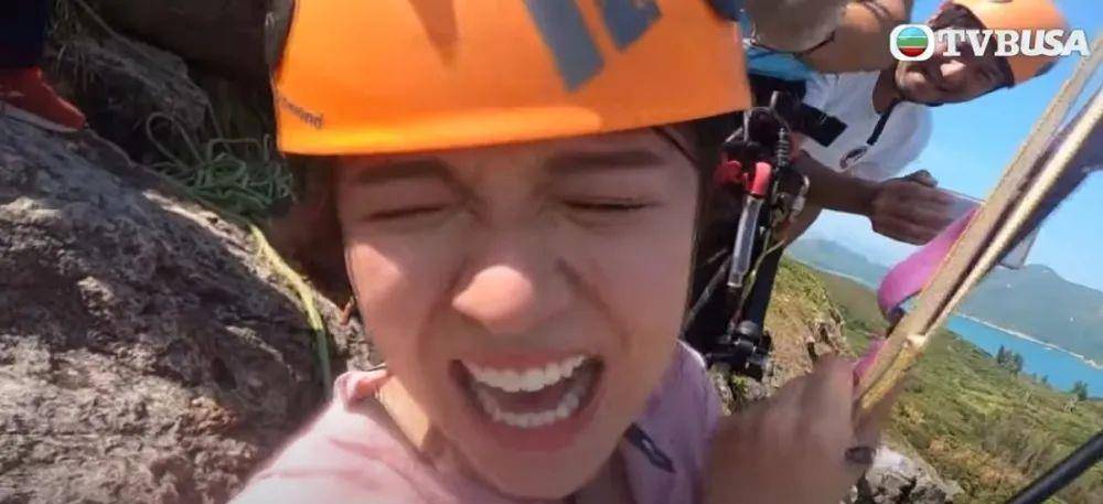 Fatman|TVB小花穿比坚尼上节目晒身材！自认係Fatman 丝巾遮肚却更显圆润？