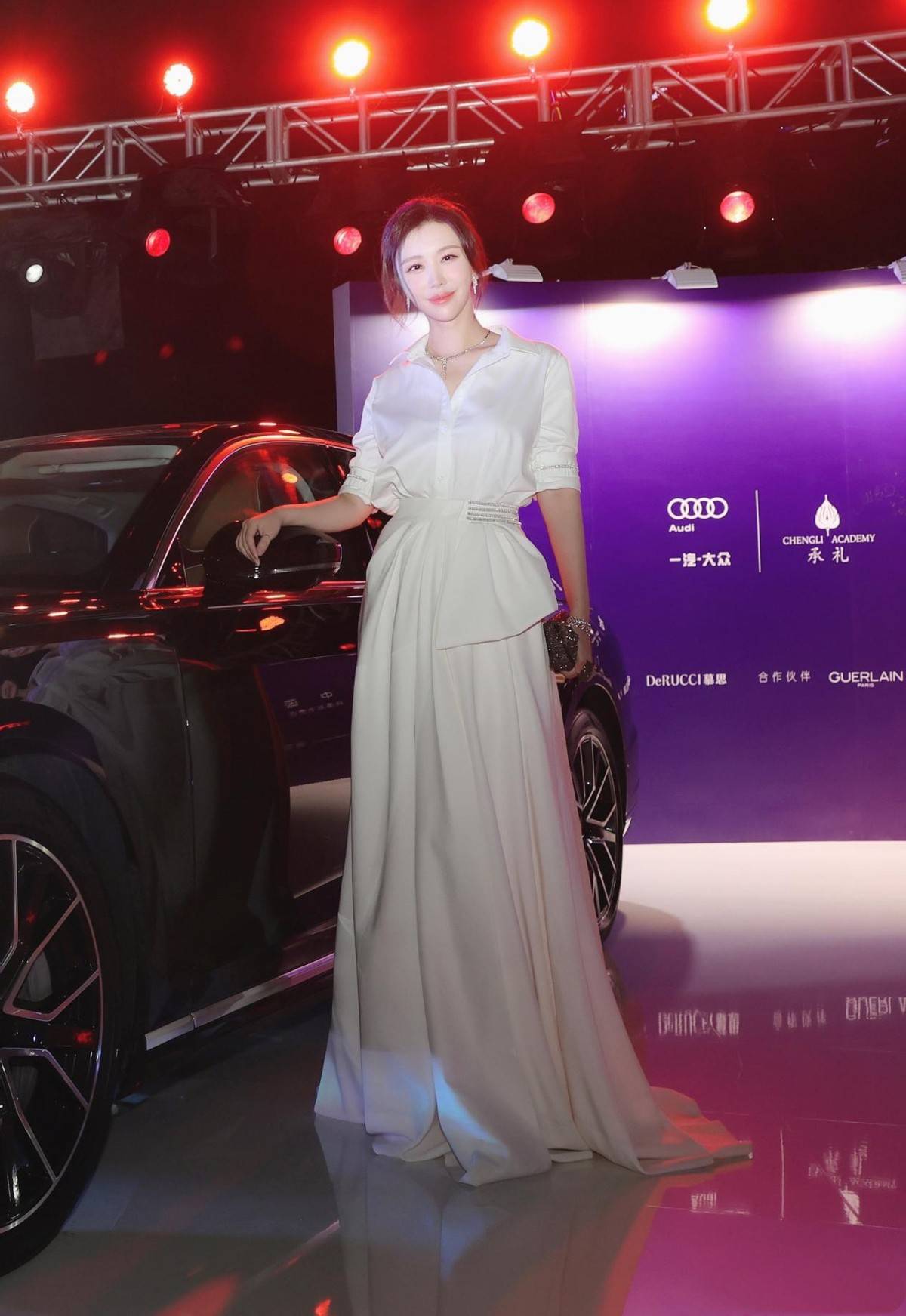 田朴珺 田朴珺不愧是地产大亨的太太，出席活动鞋上镶钻，配白裙知性高级！