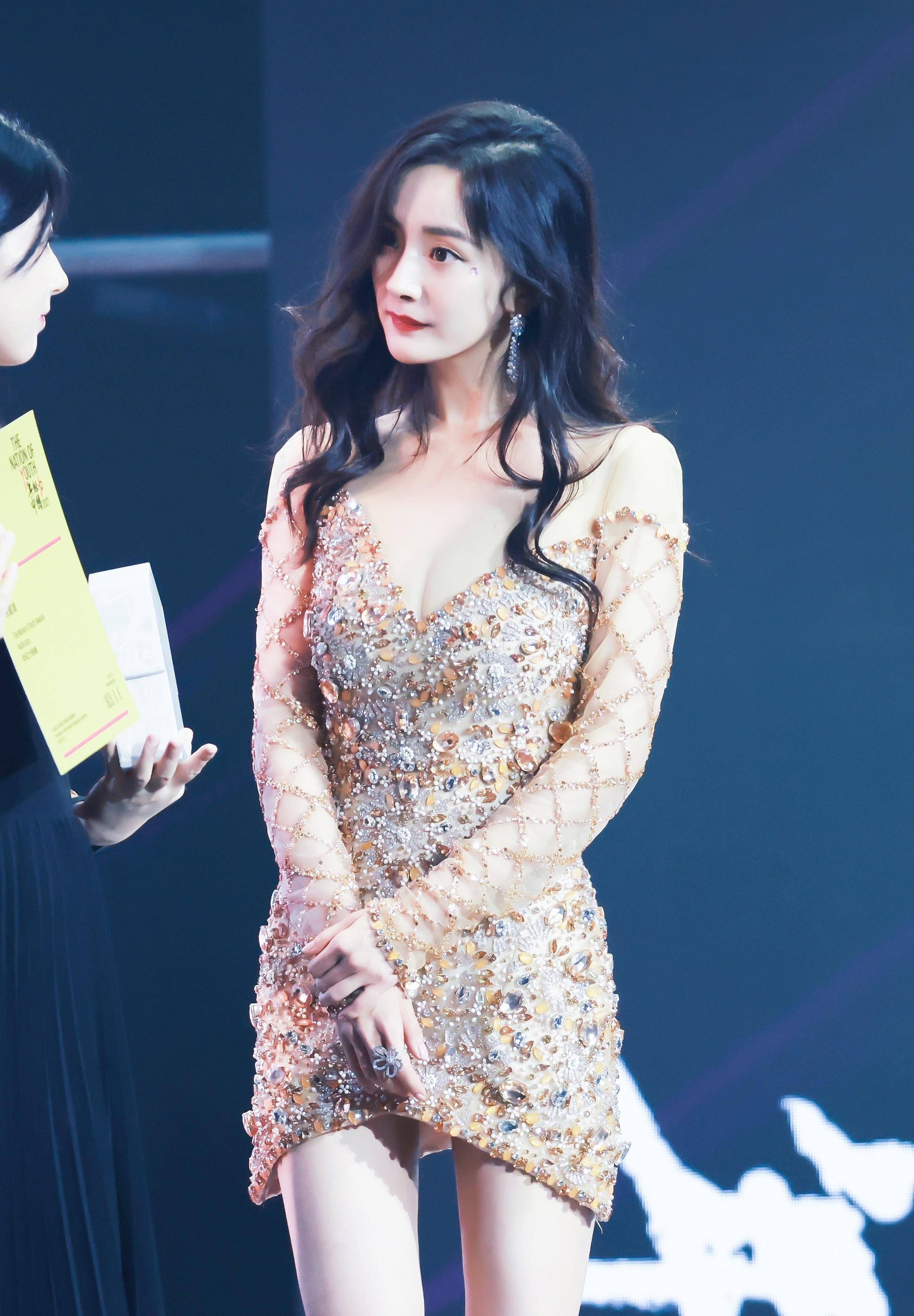 杨幂 杨幂、倪妮、郑秀文、刘雯同穿一款吊带蕾丝裙上杂志，杨幂竟输了