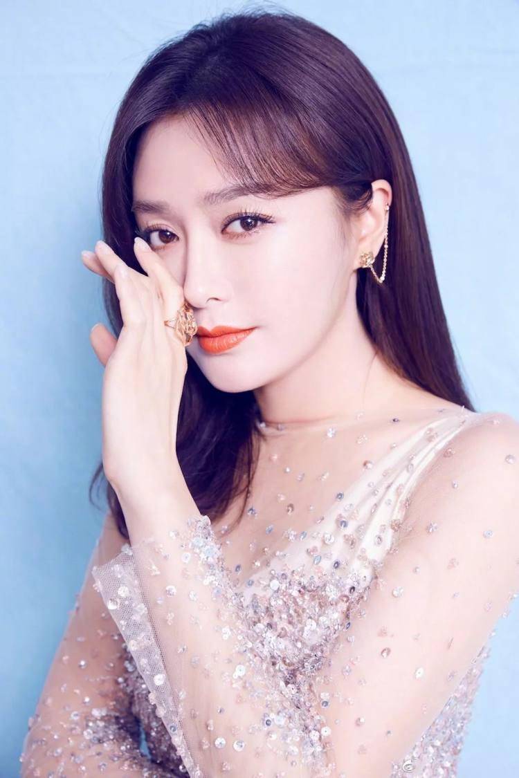 一身 元宵晚会女星齐斗艳，秦岚娜扎风情各异，李沁显老，唐嫣回眸惊艳