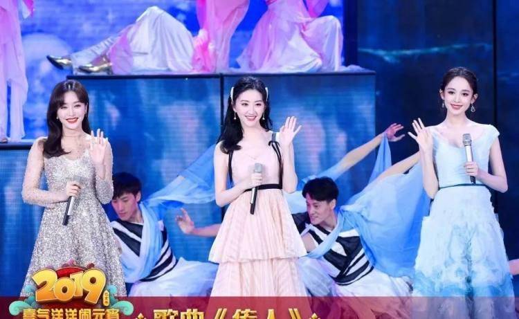 一身 元宵晚会女星齐斗艳，秦岚娜扎风情各异，李沁显老，唐嫣回眸惊艳