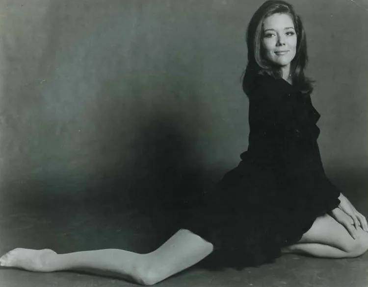 安娜·德·阿玛斯|007回归！新任邦女郎深V长裙惊艳网友！这些历任邦女郎你还记得吗？